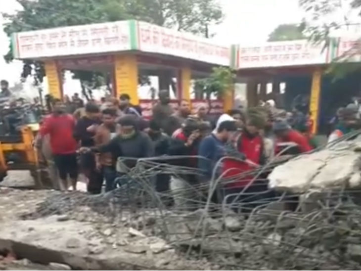 मुरादनगर में श्मशान घाट की छत गिरी, करीब दो दर्जन लोगों की मौत