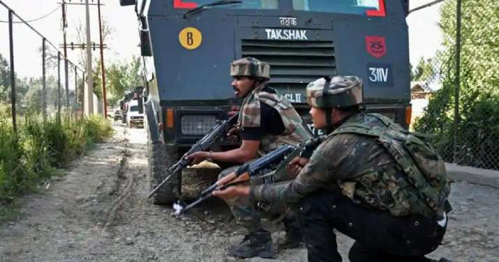 जम्मू कश्मीर में ट्रक से बारूद ले जा रहे आतंकवादी मुठभेड़ में मारे गए 