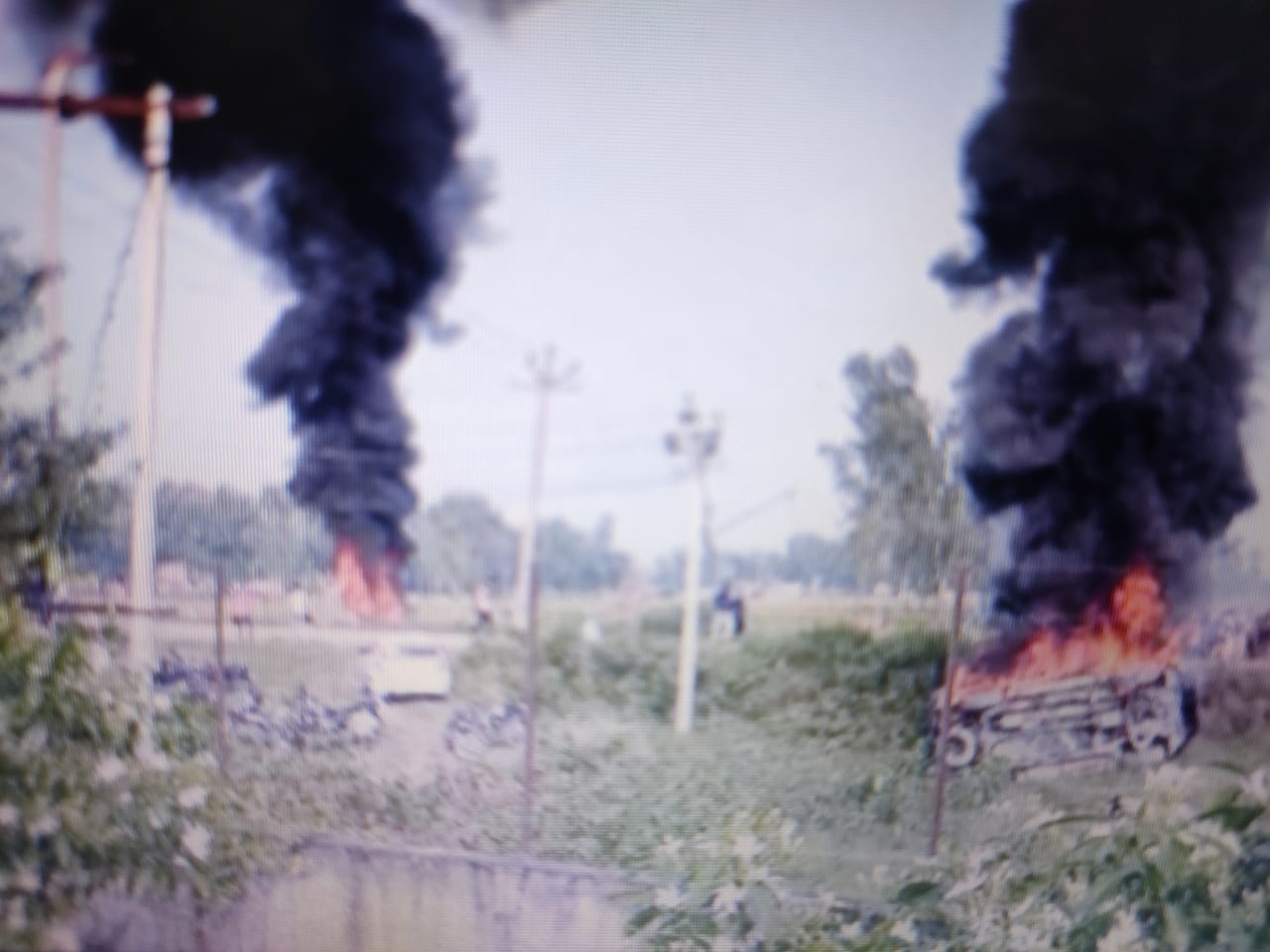 लखीमपुर हिंसा मामले में मृत दो किसानों के परिजनों को चेक सौंपा गया