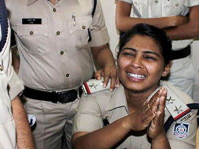 नकली महिला एसआई का खेल ख़त्म, सैल्यूट की बजाय किया प्रणाम